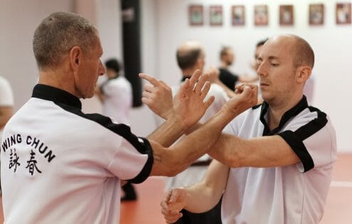 Wing Chun Tilburg 2 Aanval en Verdediging worden in Wing Chun tegelijk uitgevoerd.